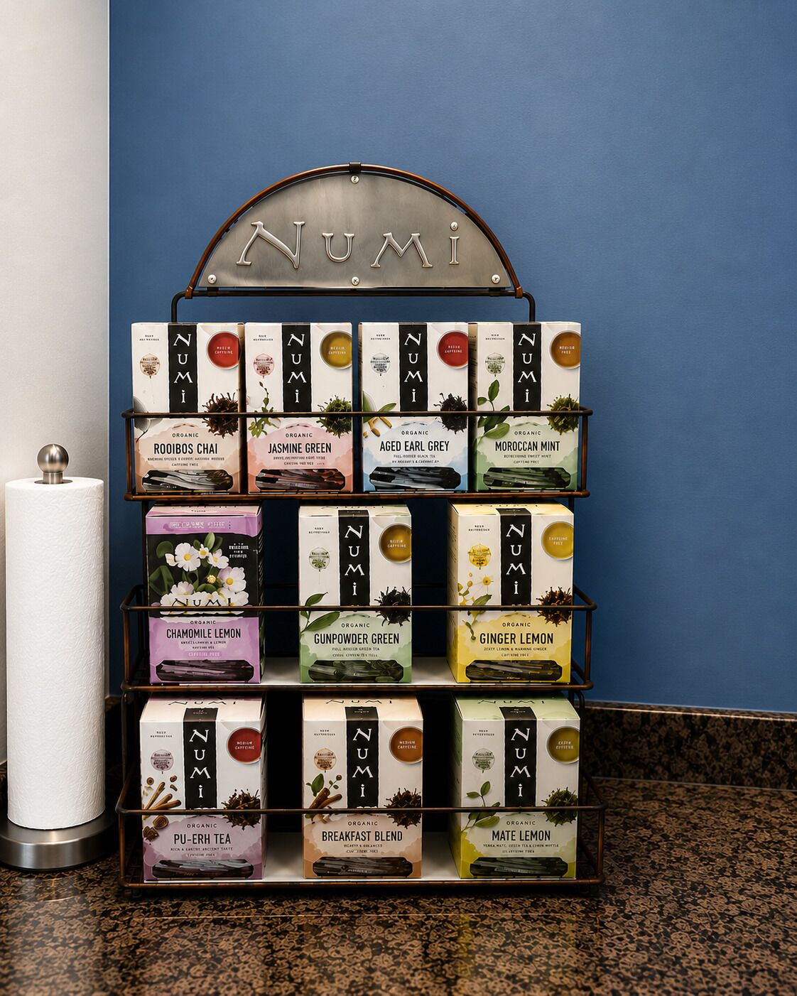 Exhibición de cajas de té orgánico en una tienda.