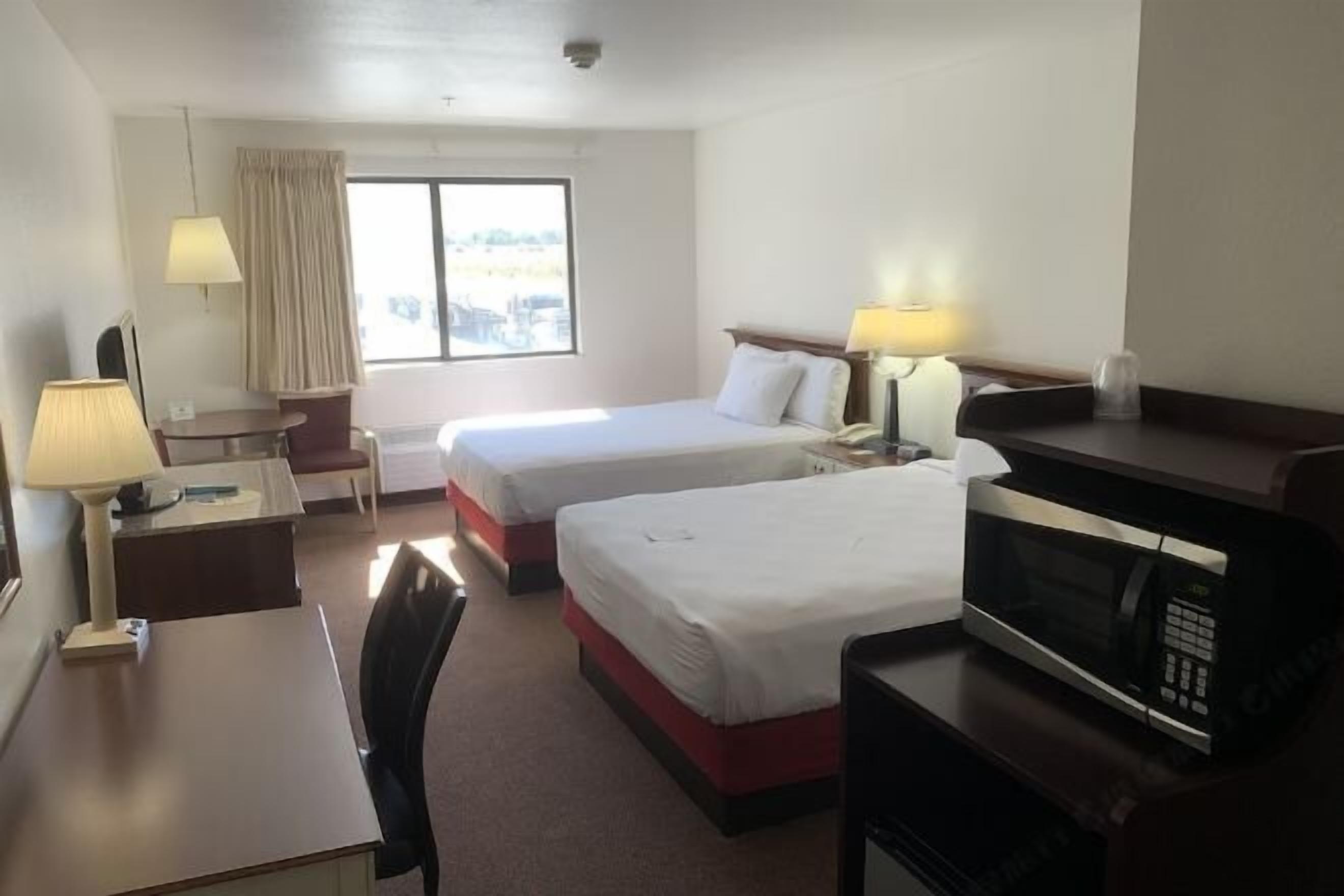 Una scrivania, postazione laptop, tende oscuranti, Wi-Fi gratuito