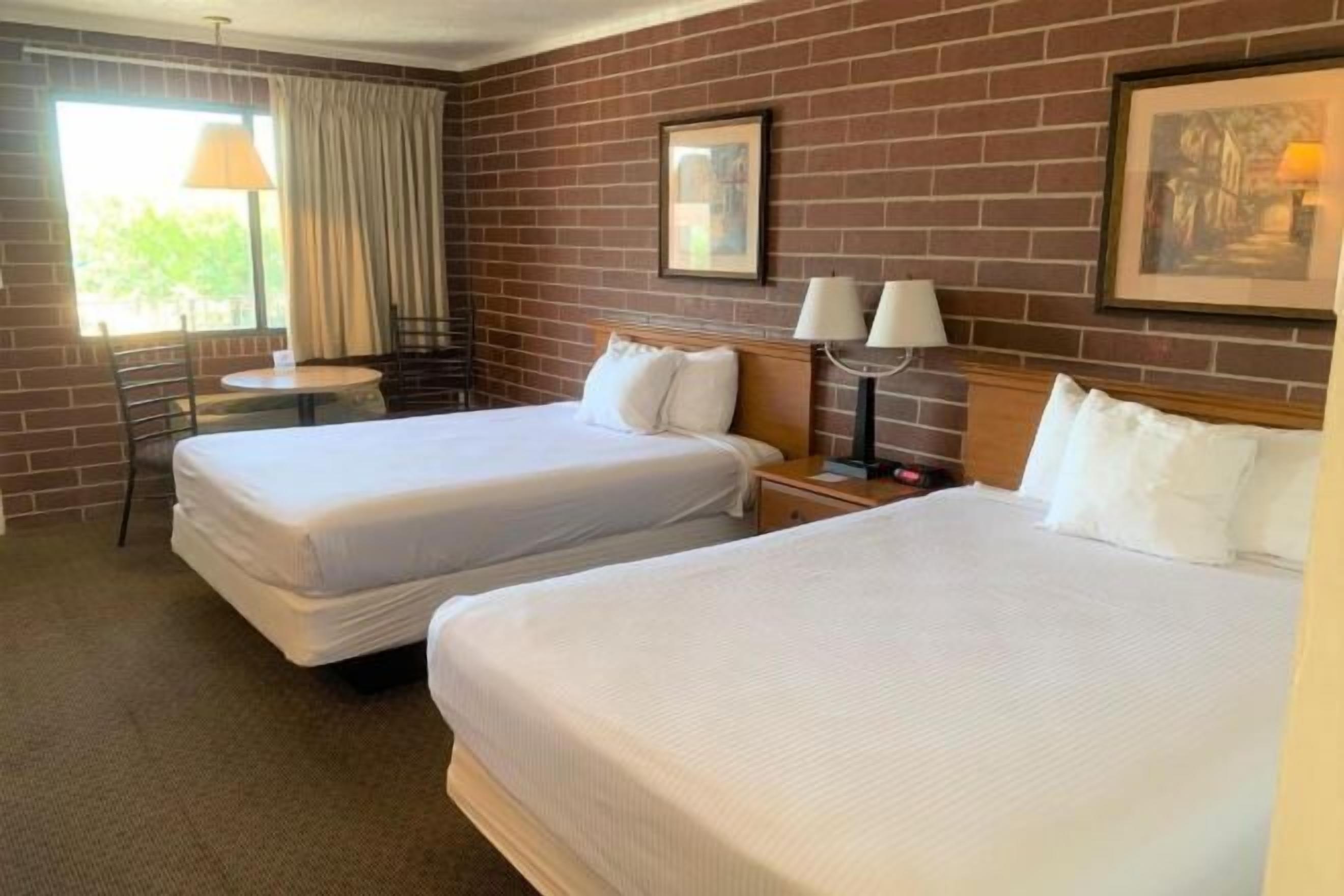 Una scrivania, postazione laptop, tende oscuranti, Wi-Fi gratuito