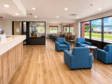 Sala de estar en el lobby. Days Inn by Wyndham Lake Point