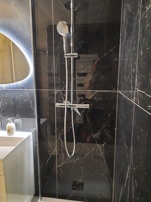 Douche, séchoir à cheveux, serviettes fournies, savon
