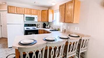 Een koelkast, een microgolfoven, een oven, een kookplaat