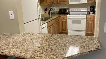 Refrigerador, microondas, parrilla de estufa y utensilios de cocina