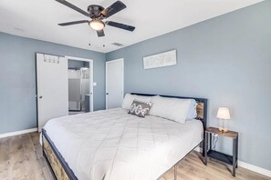 6 slaapkamers, een bureau, een strijkplank/strijkijzer, reisbedje