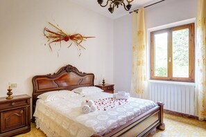 2 bedrooms, travel cot, free WiFi, bed sheets