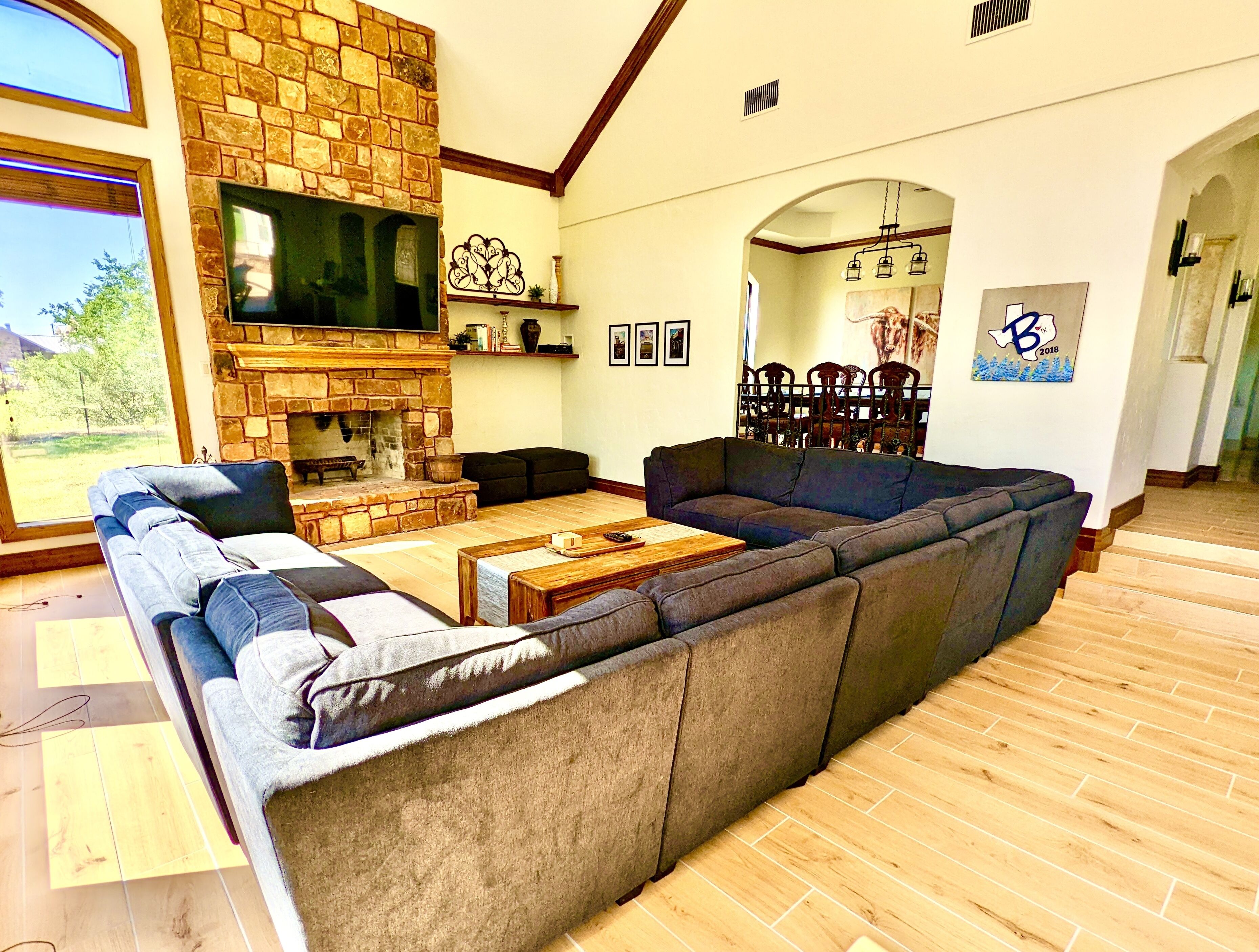 Waterfront Luxury Home On 5 Acres.  Sleeps 22. Beds: 5 King, 4 Queen, 4 Twin Xl - Seguin, TX