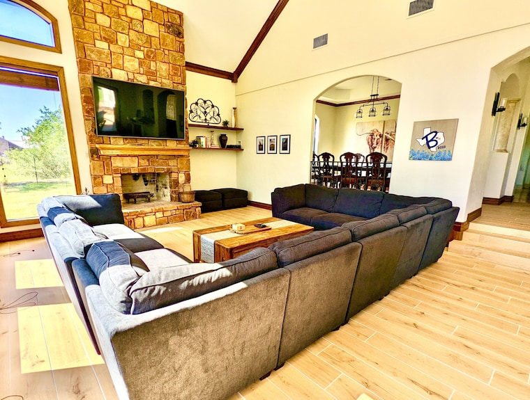Waterfront Luxury Home On 5 Acres. Sleeps 22. Beds: 5 King, 4 Queen, 4 Twin Xl - Seguin, TX