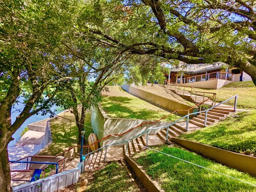 Waterfront Luxury Home on 5 Acres. 
Sleeps 22. Beds: 5 king, 4 queen, 4 twin XL