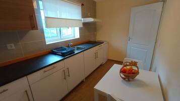 Frigorífico, microondas, placa de cocina y cafetera o tetera