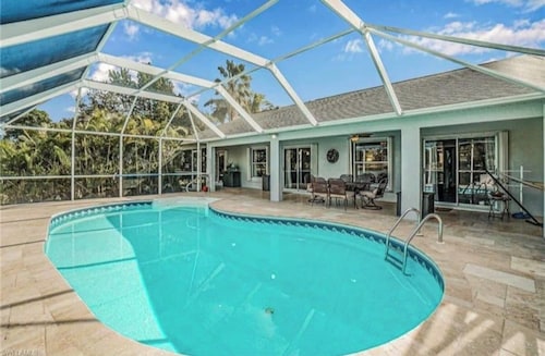 A Naples gem close to the beach and downtown!
