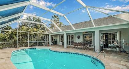 A Naples gem close to the beach and downtown!
