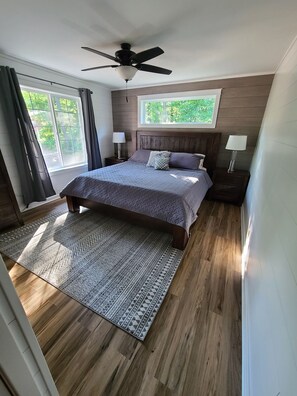 6 室のベッドルーム、デスク、WiFi (無料)、ベッドシーツ