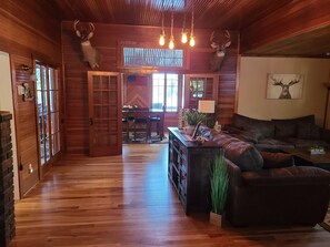 Smart TV, books, computer monitors - Beautiful and Spacious Lake Home! Large Deck Overlooking Lake! (Chetek)