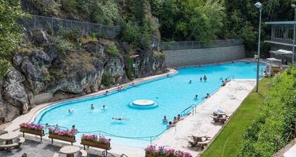 Modern and Bright 2BDR/2BR Condo with Mountain Views