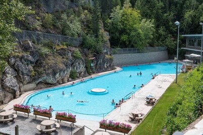 Modern and Bright 2BDR/2BR Condo with Mountain Views