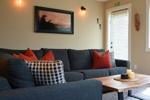 Een televisie en een open haard