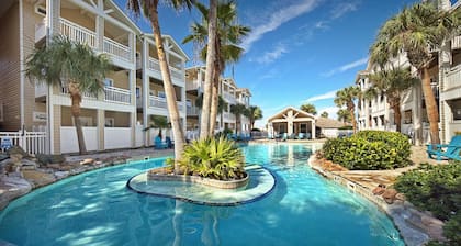 Luxurious Townhome Overlooking Tropical Pool