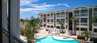 Luxurious Townhome Overlooking Tropical Pool