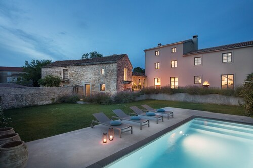 Villa B2 - Six Bedroom Villa with Pool
