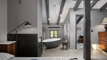 5 bedrooms, iron/ironing board, WiFi, bed sheets