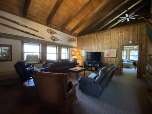 Smart-TV, Kamin, DVD-Player, Bücher