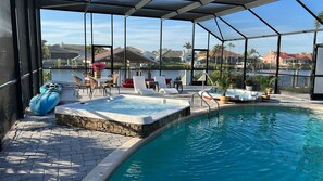Una piscina al aire libre