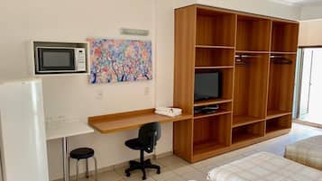 Hypo-allergenic bedding, minibar, desk, laptop workspace