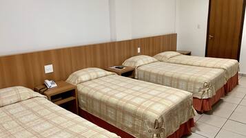 Quarto quádruplo | Roupas de cama antialérgicas, frigobar, escrivaninha