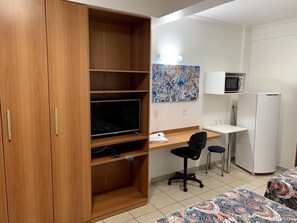 Hypo-allergenic bedding, minibar, desk, laptop workspace - Hotel Flat Alameda (Aracatuba)
