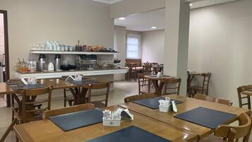 Café da manhã com buffet grátis todos os dias
