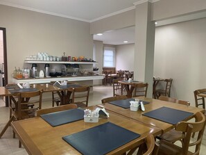 Free daily buffet breakfast - Hotel Flat Alameda (Aracatuba)