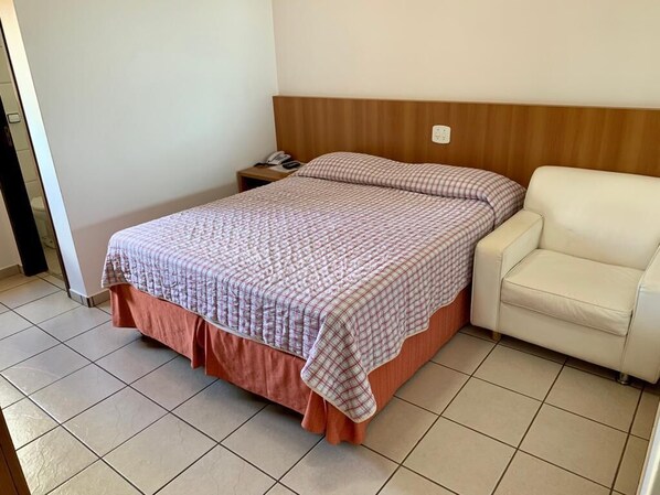 Hypo-allergenic bedding, minibar, desk, laptop workspace - Hotel Flat Alameda (Aracatuba)