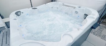 The Douglas Suite w/ Hot Tub - near White Rock