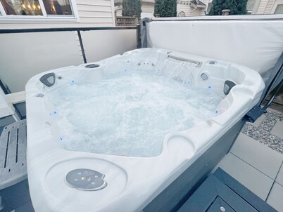 The Douglas Suite w/ Hot Tub - near White Rock