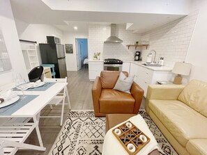Fernseher, Kamin, Netflix, Bücher