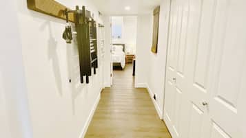 2 habitaciones, escritorio, tabla de planchar con plancha y wifi gratis