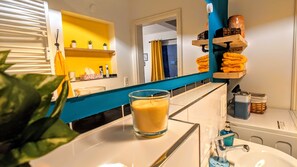 Fridge, oven, stovetop, coffee/tea maker - Romantic vintage Uhlpartment - in the heart of Uelzen | Wlan - Kitchen - Netflix (Uelzen)