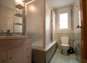 Serviettes fournies, savon, shampoing, papier toilette