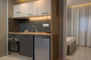 Fridge, oven, coffee/tea maker, toaster