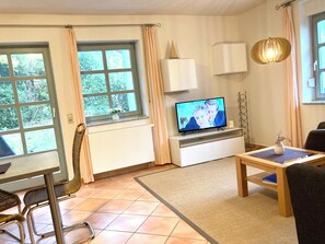Fernseher, DVD-Player, Tischtennisplatte, Bücher