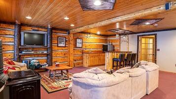 Älytelevisio, takka, DVD-soitin, pöytäjalkapallopöytä