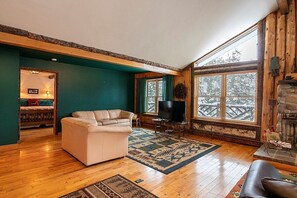 TV connectée, cheminée, lecteur de DVD, baby-foot