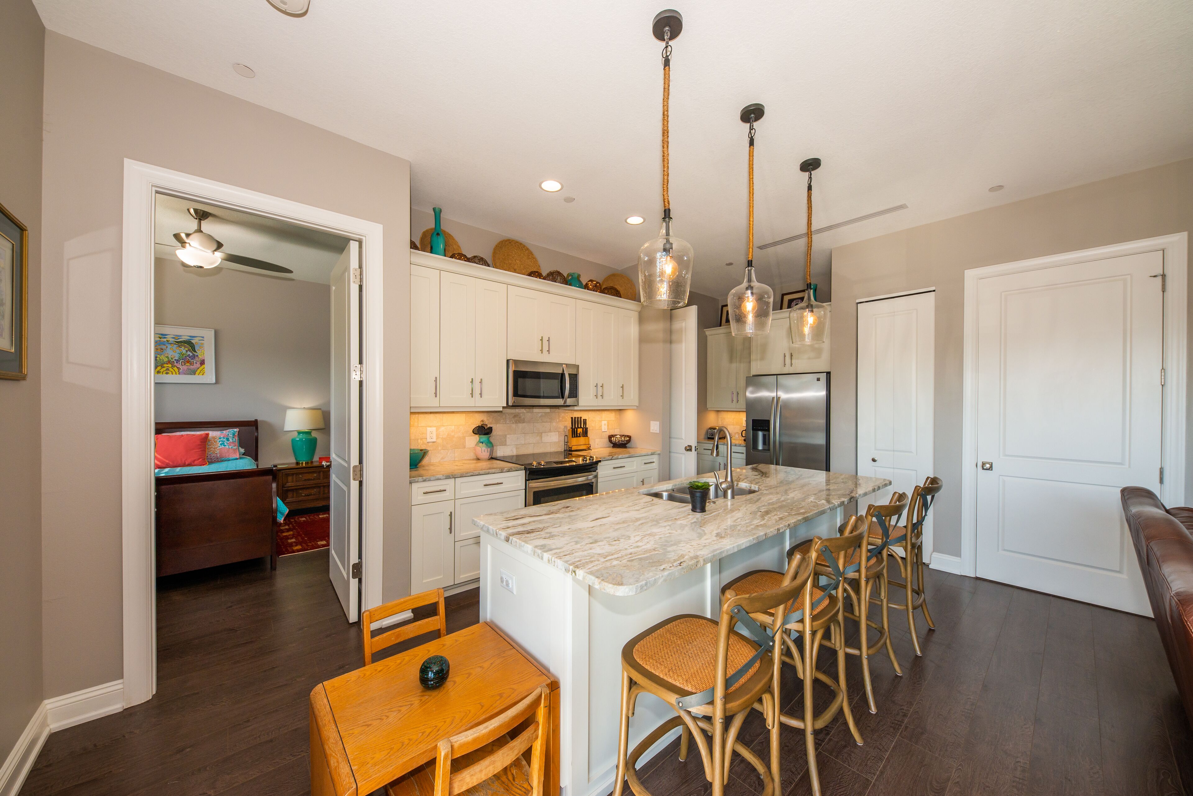 冷蔵庫、電子レンジ、オーブン、コンロ