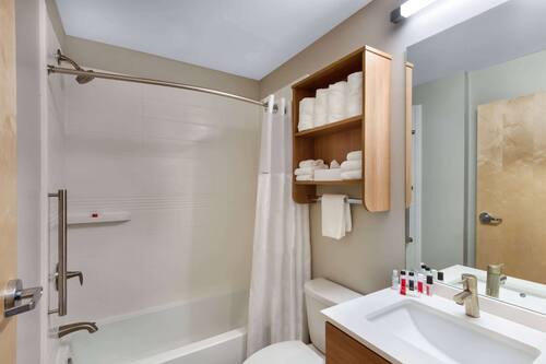 Amenidades de baño gratuitas, secadora de cabello, toallas, jabón