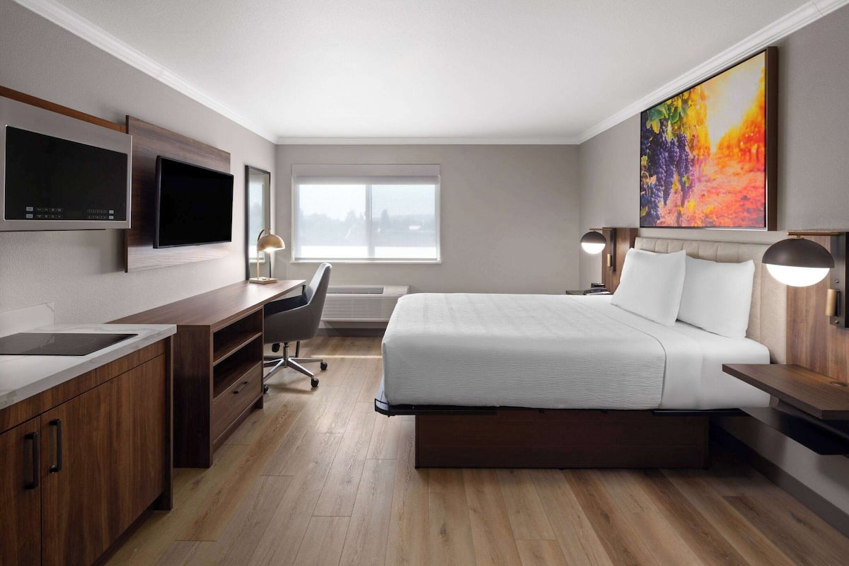 1 Queen Bed, Deluxe Room, Kitchenette, Non-Smoking | Skrivebord, strykejern/-brett, wi-fi (inkludert) og sengetøy