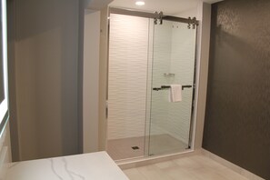 Combined shower/bathtub, free toiletries, hair dryer, towels - La Quinta Inn & Suites by Wyndham Yakima Downtown (Yakima)