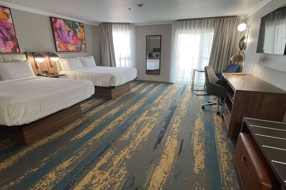 Suite, 2 queensize-senger, ikke-røyk | Skrivebord, strykejern/-brett, wi-fi (inkludert) og sengetøy