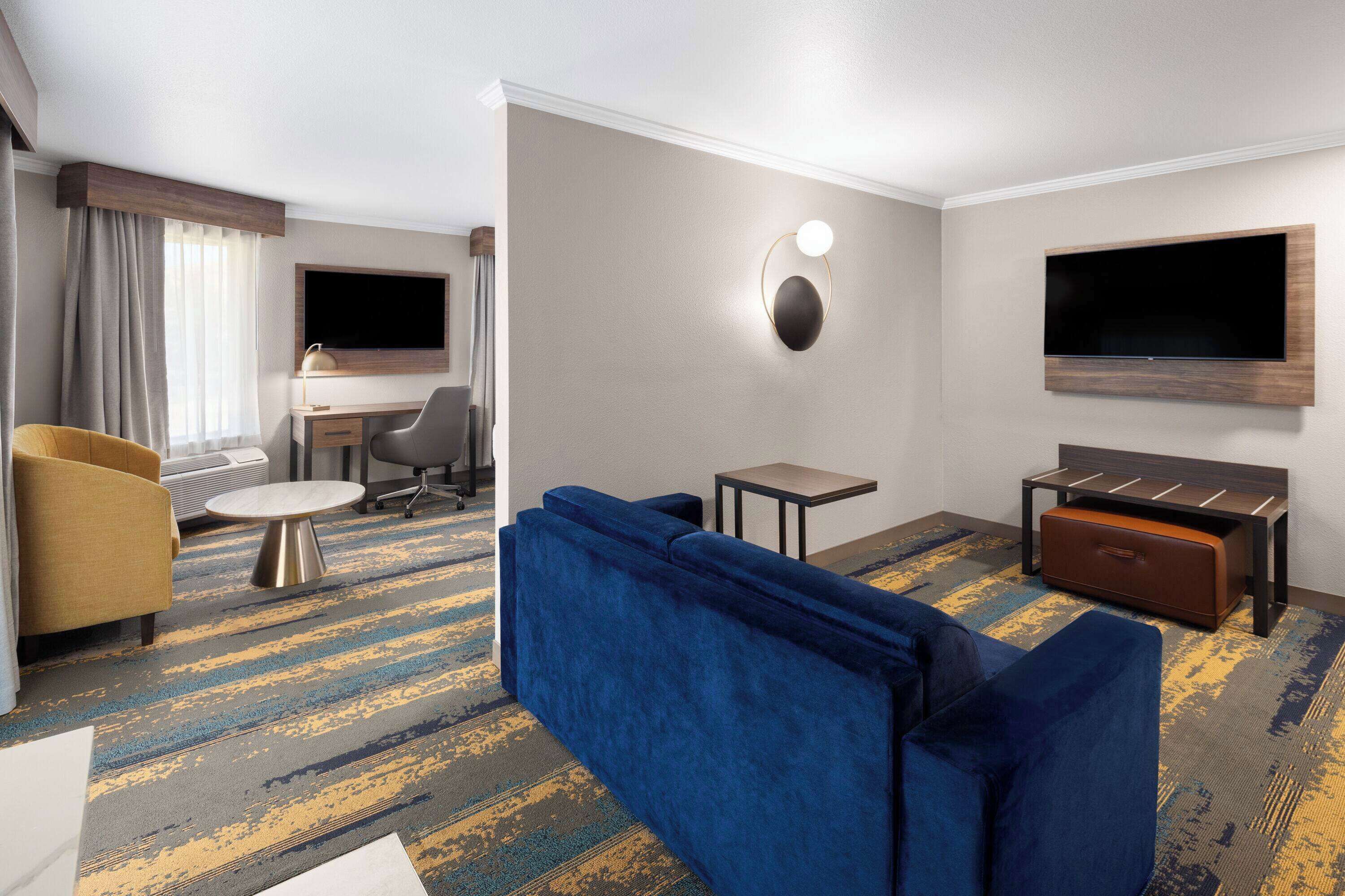 Escritorio, tabla de planchar con plancha, wifi gratis y ropa de cama 