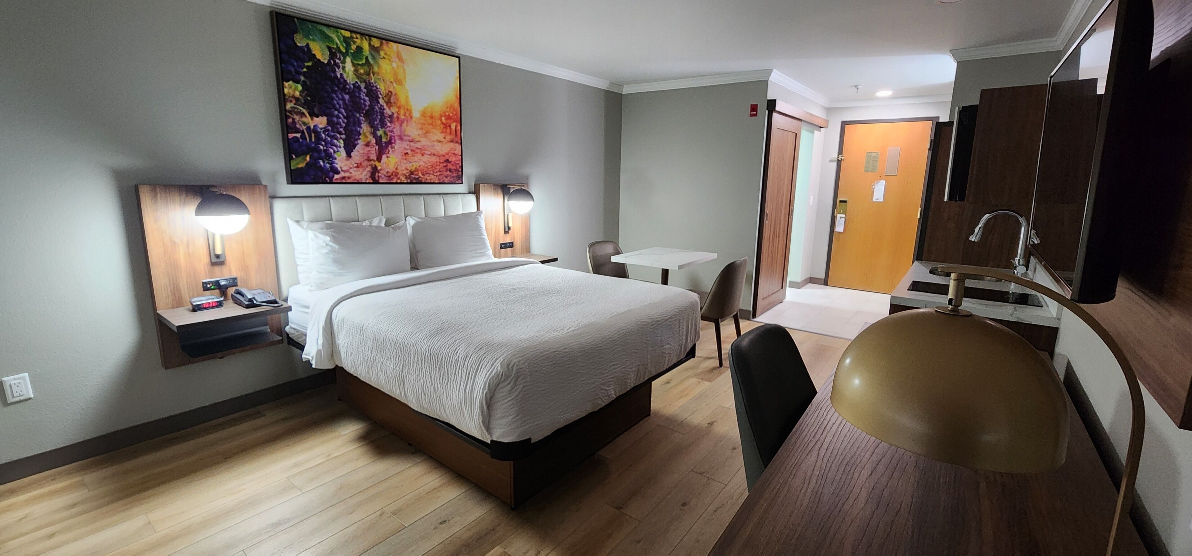 Deluxe-huone, 1 keskisuuri parisänky, tupakointi kielletty (Efficiency) | Työpöytä, silitysrauta/-lauta, ilmainen Wi-Fi, vuodevaatteet