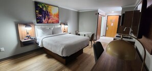 1 Queen Bed, Deluxe Room, Kitchenette, Non-Smoking | Skrivebord, strykejern/-brett, wi-fi (inkludert) og sengetøy